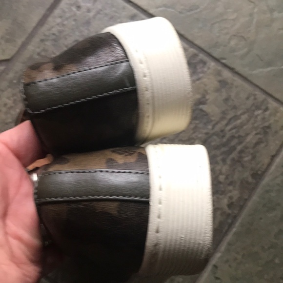 Shoes - Picture 6 of 13